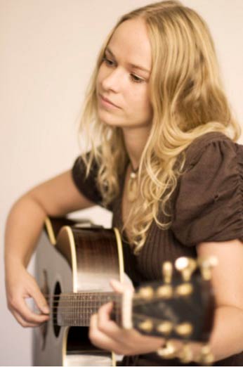 Pernille Lund Hoel med gitar