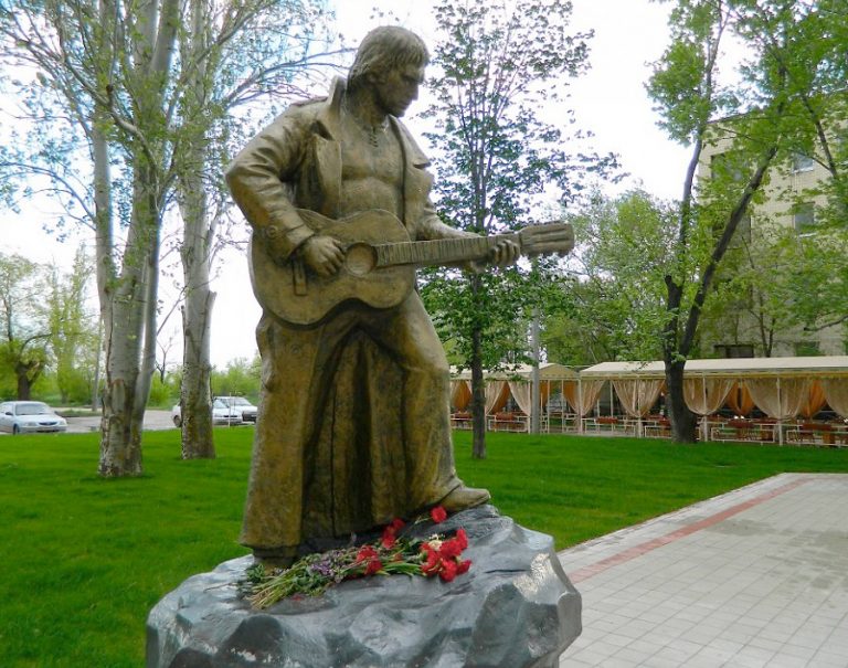 Vysotskij-statue 2
